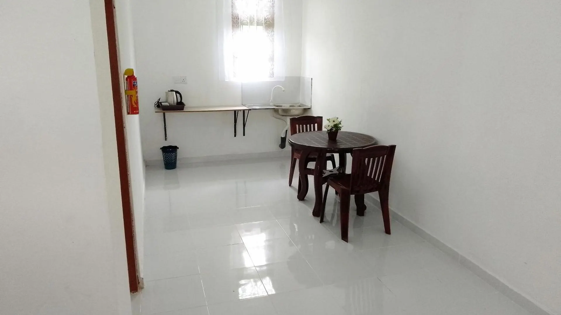 Tropical Suites نيجومبو بيت شباب